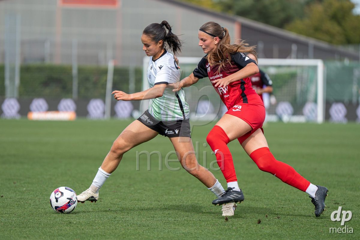 YVERDON-LES-BAINS - SWITZERLAND - SEPTEMBER 13 : Duel between Ines Khiri of Yverdon Sport Women and Celia Hofer of FC Aarau Frauen during the AXA Women's Super League match between Yverdon Sport Women and FC Aarau Frauen at Stade Municipal on September 13, 2026 in Yverdon-les-Bains, Switzerland.