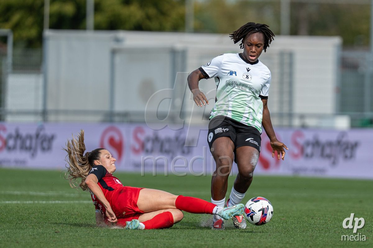 YVERDON-LES-BAINS - SWITZERLAND - SEPTEMBER 13 : Duel between Maeva Sogan of Yverdon Sport Women and Celia Hofer of FC Aarau Frauen during the AXA Women's Super League match between Yverdon Sport Women and FC Aarau Frauen at Stade Municipal on September 13, 2026 in Yverdon-les-Bains, Switzerland.