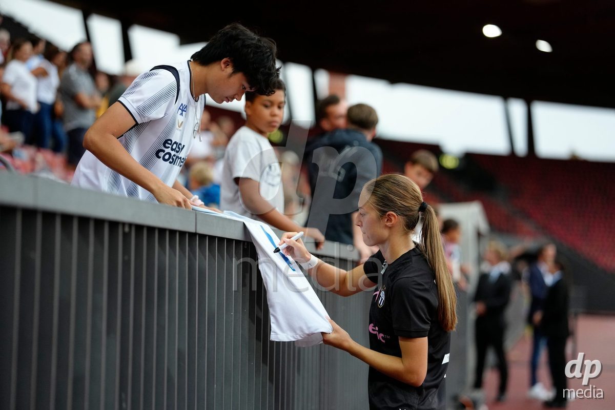 Zurich, Switzerland - September 13:  Martina Cavar of FC Zürich interacting with the fans after the AXA Women's Super League match between FC Zurich and FC Basel 1893 at Stadion Letzigrund on September 13, 2026 in Zurich, Switzerland.