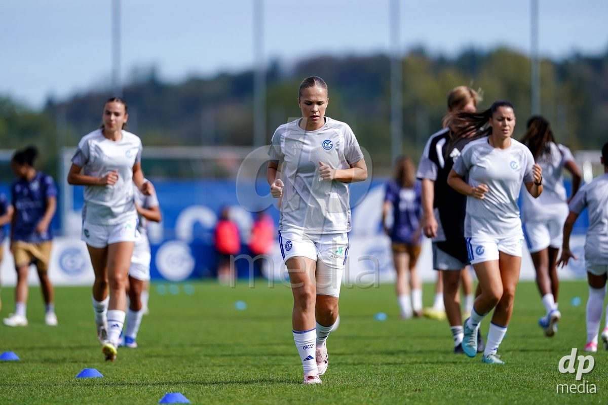 NIEDERHASLI, SWITZERLAND - September 13: Players of GC Frauenfussball warming up during the AXA Women's Super League match between GC Frauenfussball and FC Luzern at GC Campus on September 13, 2026 in Niederhasli, Switzerland.