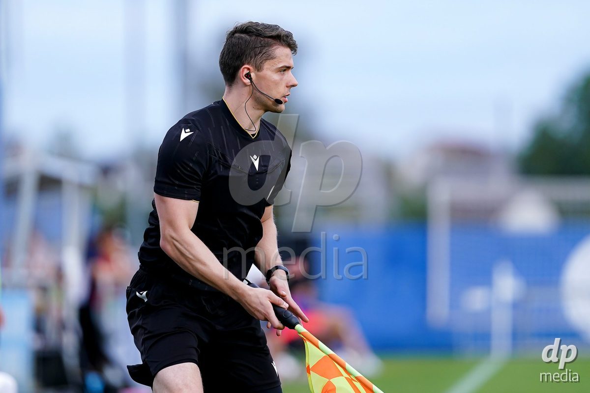 NIEDERHASLI, SWITZERLAND - September 13: Referee Simon Brändle (Simon Brandle) during the AXA Women's Super League match between GC Frauenfussball and FC Luzern at GC Campus on September 13, 2026 in Niederhasli, Switzerland.