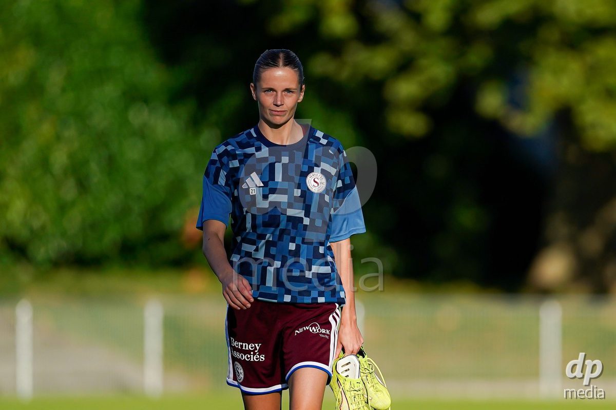 GENEVA, SWITZERLAND - SEPTEMBER 18: Laura Strik of Servette FC Chenois Feminin prior to the AXA Women's Super League match between Servette FC Chenois Feminin and FC Zurich at Stade de Trois-Chene on September 18, 2026 in Geneva, Switzerland.
