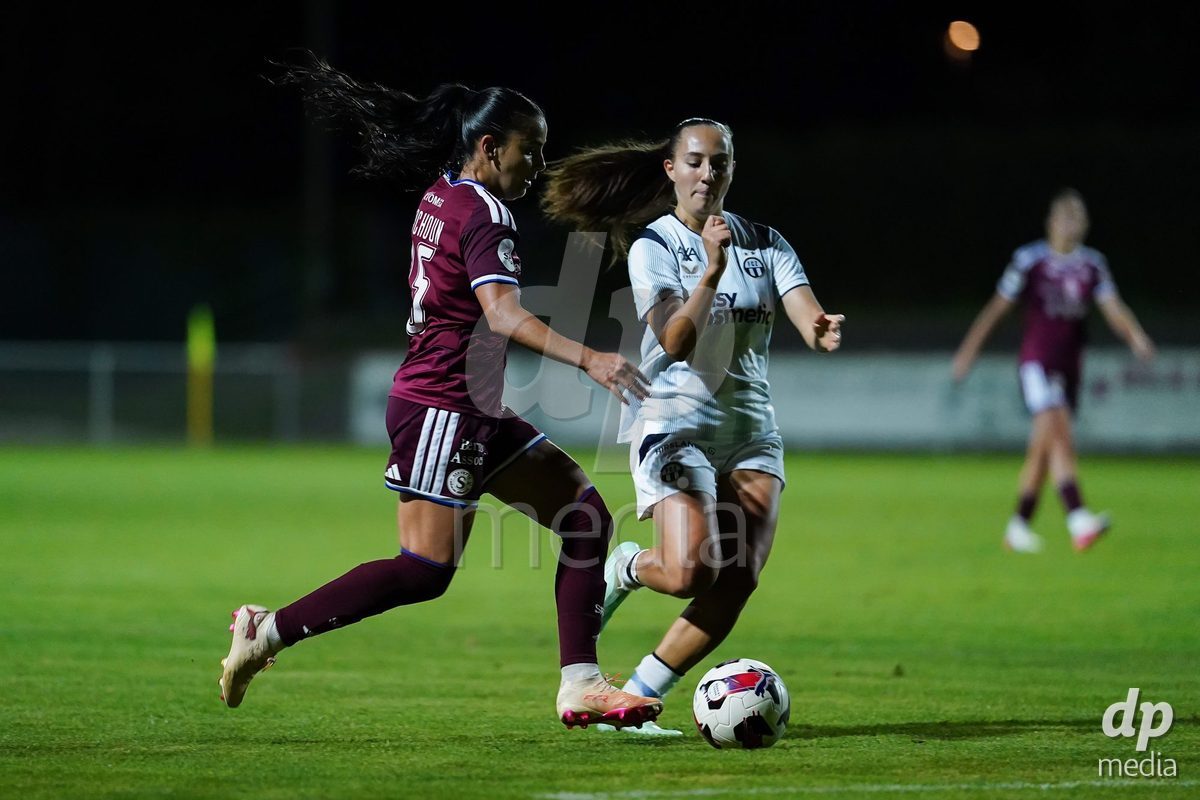 GENEVA, SWITZERLAND - SEPTEMBER 18: Janina Egli of FC Zurich (R) and Meriame Terchoun of Servette FC Chenois Feminin (L) battle for the ball during the AXA Women's Super League match between Servette FC Chenois Feminin and FC Zurich at Stade de Trois-Chene on September 18, 2026 in Geneva, Switzerland.