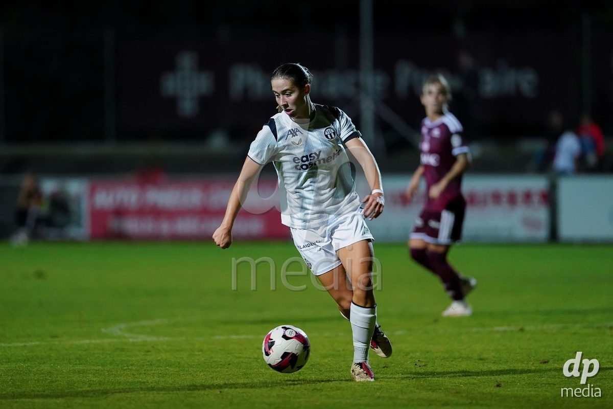 GENEVA, SWITZERLAND - SEPTEMBER 18: Amelie Schuster of FC Zurich controls the ball during the AXA Women's Super League match between Servette FC Chenois Feminin and FC Zurich at Stade de Trois-Chene on September 18, 2026 in Geneva, Switzerland.