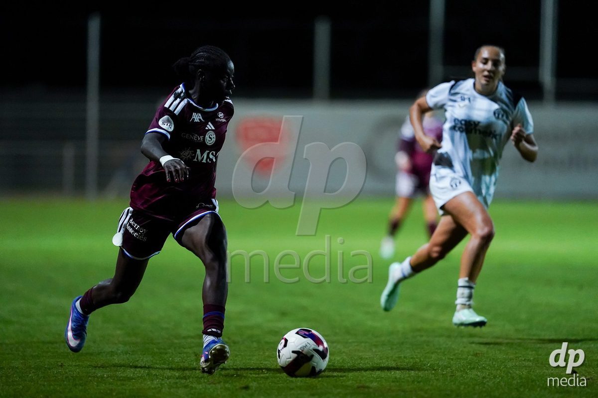 GENEVA, SWITZERLAND - SEPTEMBER 18: Bénédicte Simon (Benedicte Simon) of Servette FC Chenois Feminin controls the ball during the AXA Women's Super League match between Servette FC Chenois Feminin and FC Zurich at Stade de Trois-Chene on September 18, 2026 in Geneva, Switzerland.