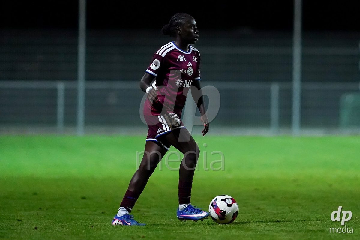 GENEVA, SWITZERLAND - SEPTEMBER 18: Bénédicte Simon (Benedicte Simon) of Servette FC Chenois Feminin  controls the ball during the AXA Women's Super League match between Servette FC Chenois Feminin and FC Zurich at Stade de Trois-Chene on September 18, 2026 in Geneva, Switzerland.