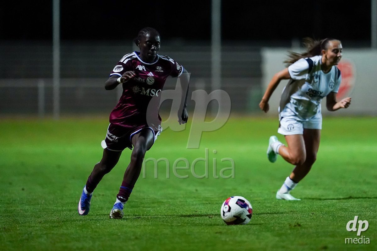 GENEVA, SWITZERLAND - SEPTEMBER 18: Bénédicte Simon (Benedicte Simon) of Servette FC Chenois Feminin  controls the ball during the AXA Women's Super League match between Servette FC Chenois Feminin and FC Zurich at Stade de Trois-Chene on September 18, 2026 in Geneva, Switzerland.