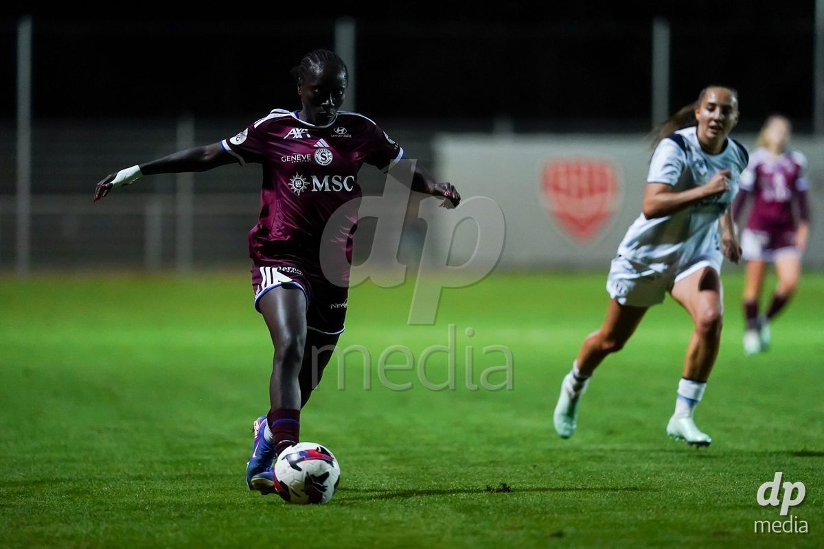 GENEVA, SWITZERLAND - SEPTEMBER 18: Bénédicte Simon (Benedicte Simon) of Servette FC Chenois Feminin  controls the ball during the AXA Women's Super League match between Servette FC Chenois Feminin and FC Zurich at Stade de Trois-Chene on September 18, 2026 in Geneva, Switzerland.