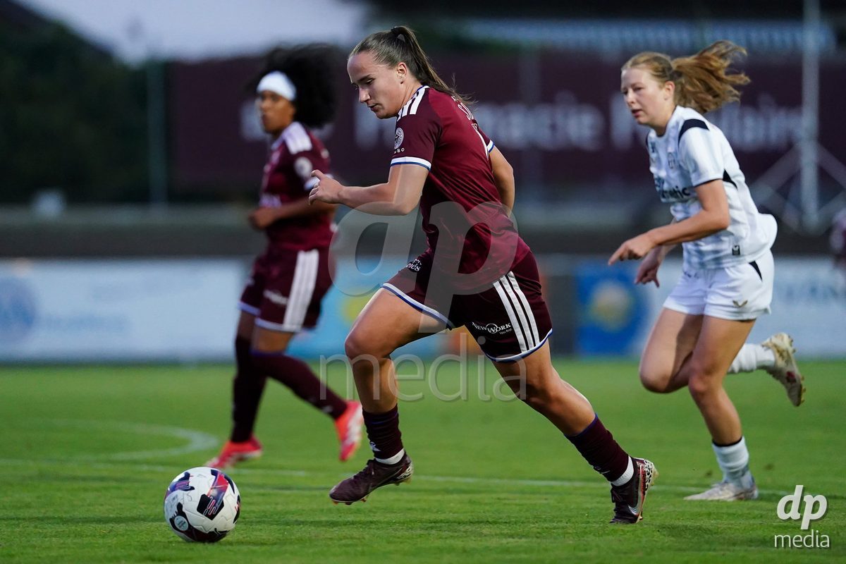 GENEVA, SWITZERLAND - SEPTEMBER 18: Magdalena Sobal of Servette FC Chenois Feminin controls the ball during the AXA Women's Super League match between Servette FC Chenois Feminin and FC Zurich at Stade de Trois-Chene on September 18, 2026 in Geneva, Switzerland.