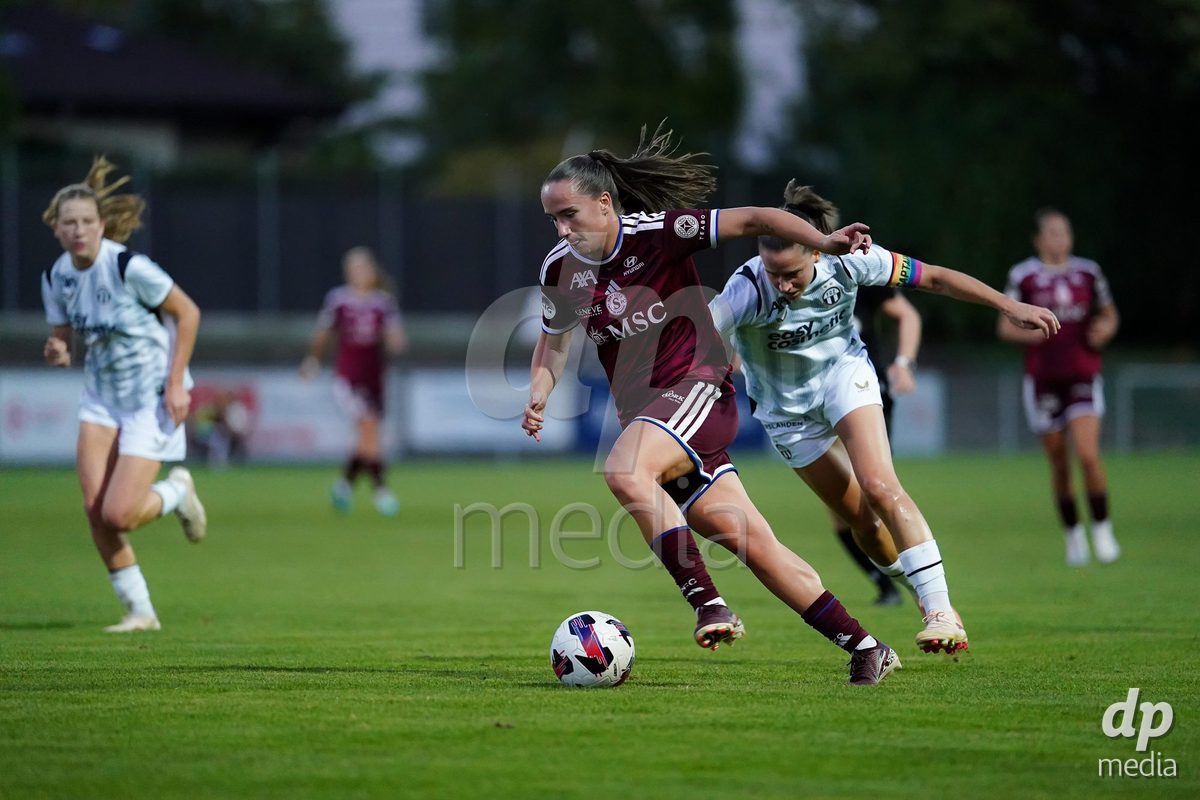 GENEVA, SWITZERLAND - SEPTEMBER 18: Magdalena Sobal of Servette FC Chenois Feminin controls the ball during the AXA Women's Super League match between Servette FC Chenois Feminin and FC Zurich at Stade de Trois-Chene on September 18, 2026 in Geneva, Switzerland.