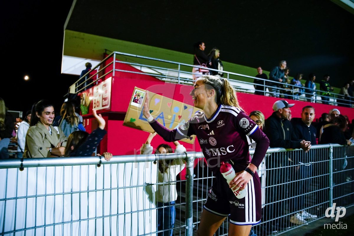 GENEVA, SWITZERLAND - SEPTEMBER 18: Players of Servette FC Chenois Feminin with fans after the AXA Women's Super League match between Servette FC Chenois Feminin and FC Zurich at Stade de Trois-Chene on September 18, 2026 in Geneva, Switzerland.