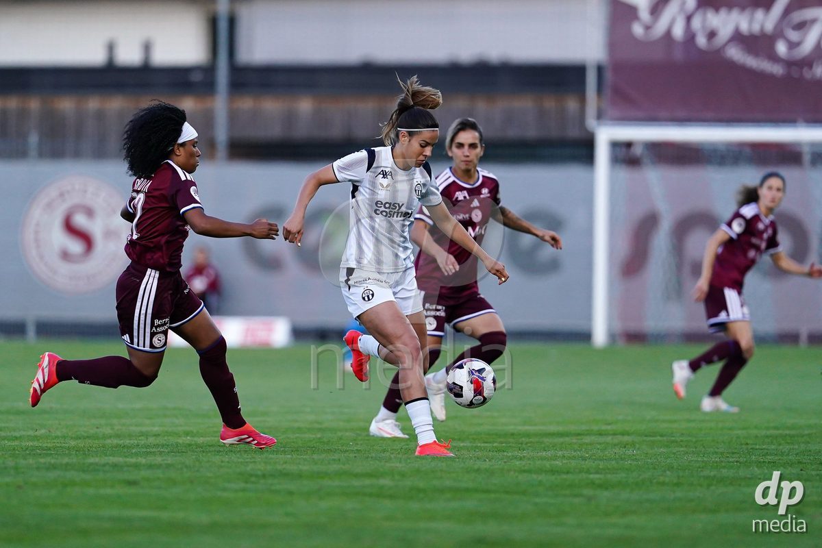 GENEVA, SWITZERLAND - SEPTEMBER 18: Nina Kajzba of FC Zurich (R) and Mickaella Cardia (Mickaëlla Cardia) of Servette FC Chenois Feminin (L) battle for the ball during the AXA Women's Super League match between Servette FC Chenois Feminin and FC Zurich at Stade de Trois-Chene on September 18, 2026 in Geneva, Switzerland.