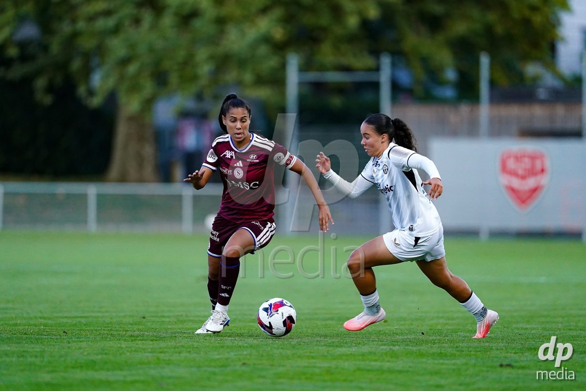 GENEVA, SWITZERLAND - SEPTEMBER 18: Nevia Stoob of FC Zurich (R) and Daina Bourma (Daïna Bourma) of Servette FC Chenois Feminin (L) battle for the ball during the AXA Women's Super League match between Servette FC Chenois Feminin and FC Zurich at Stade de Trois-Chene on September 18, 2026 in Geneva, Switzerland.