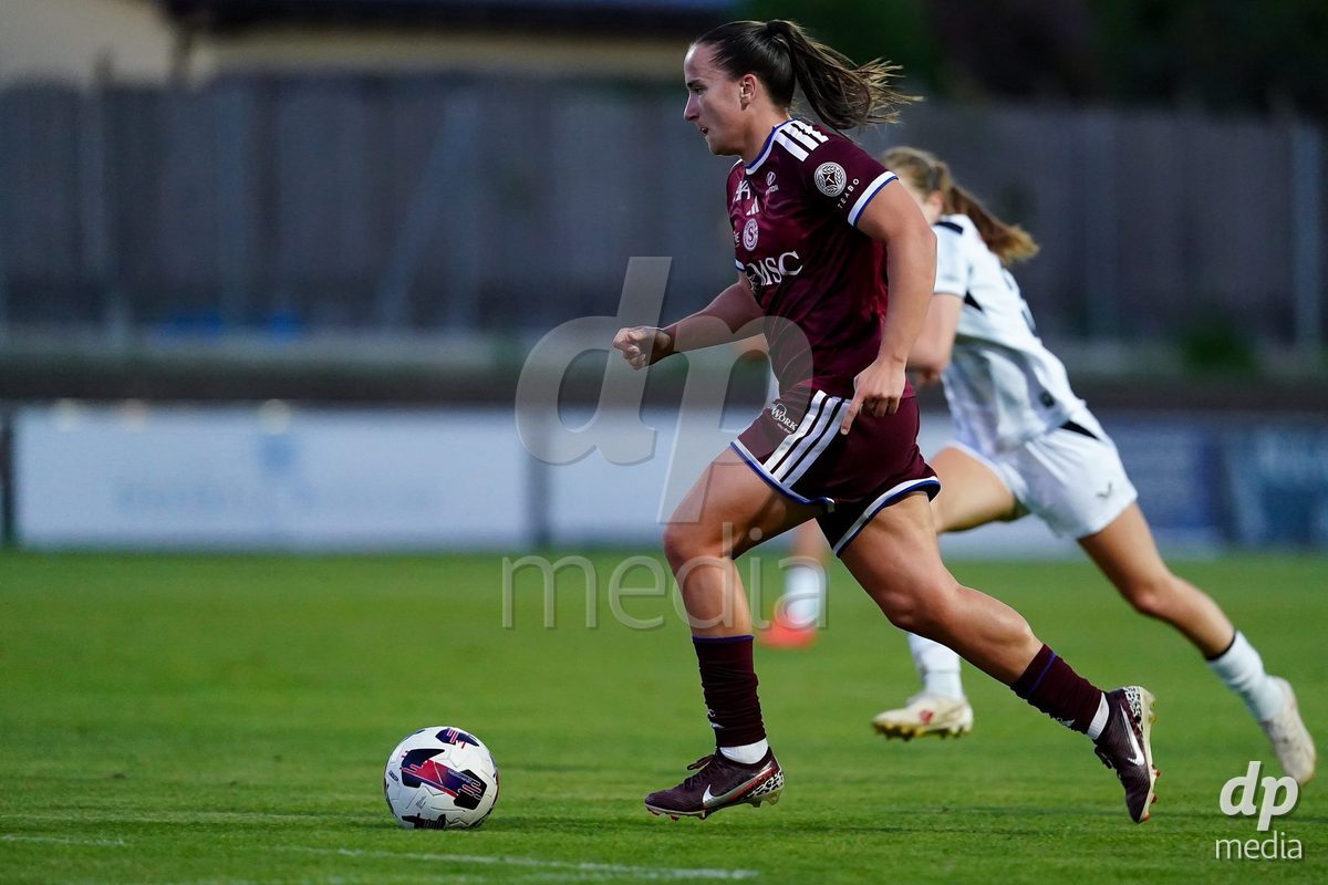 GENEVA, SWITZERLAND - SEPTEMBER 18: Magdalena Sobal of Servette FC Chenois Feminin controls the ball during the AXA Women's Super League match between Servette FC Chenois Feminin and FC Zurich at Stade de Trois-Chene on September 18, 2026 in Geneva, Switzerland.
