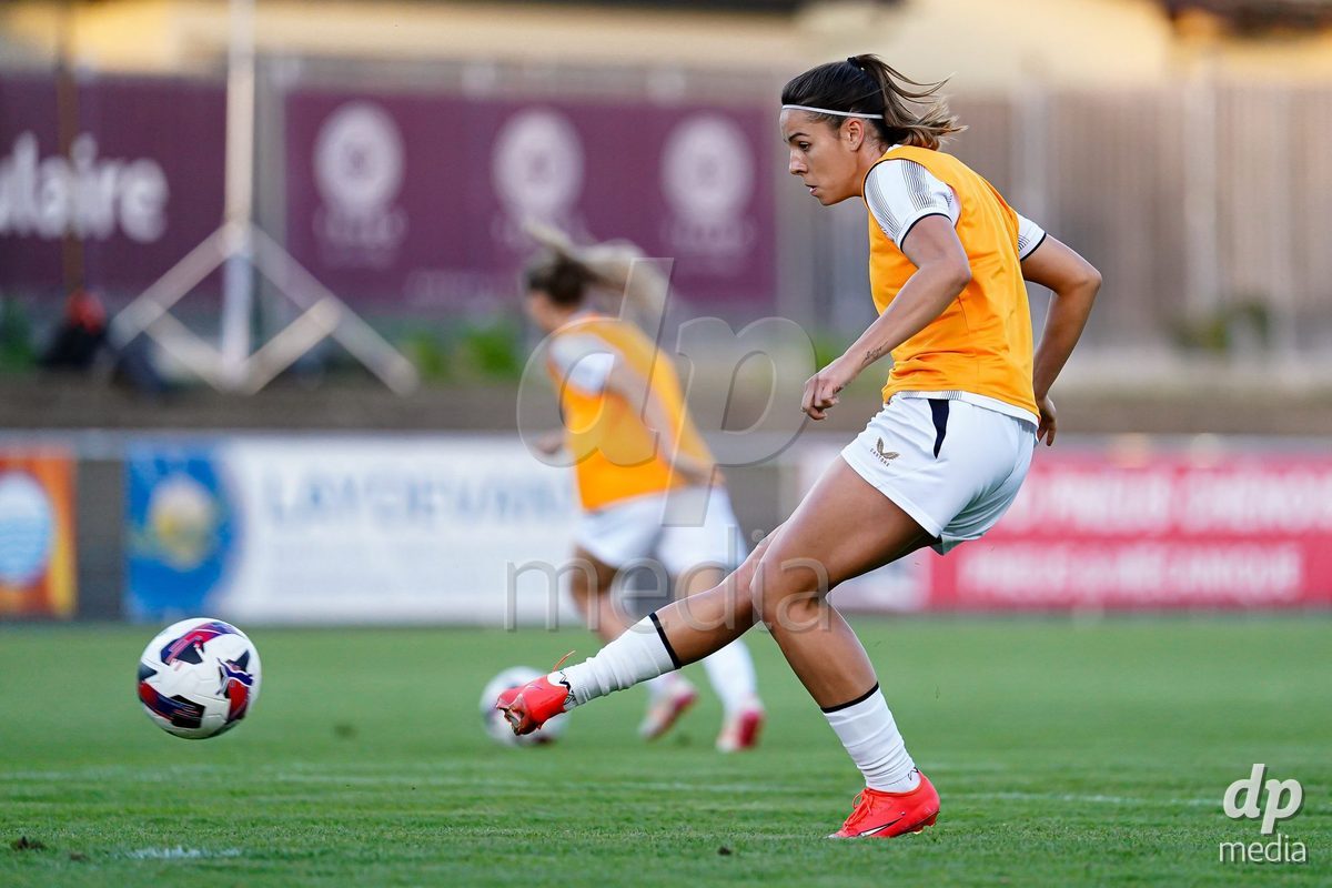 GENEVA, SWITZERLAND - SEPTEMBER 18: Players of FC Zurich warming up during the AXA Women's Super League match between Servette FC Chenois Feminin and FC Zurich at Stade de Trois-Chene on September 18, 2026 in Geneva, Switzerland.