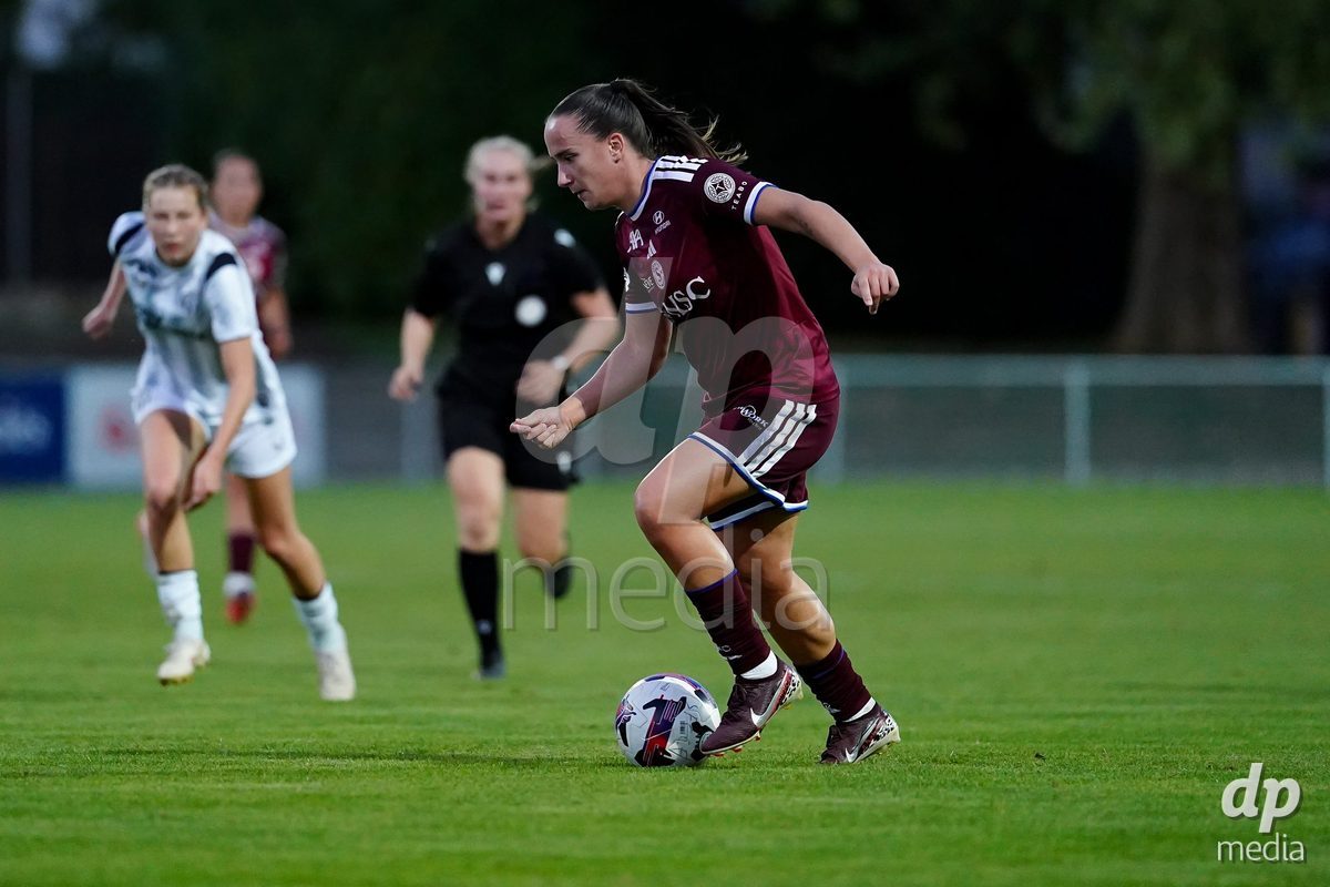 GENEVA, SWITZERLAND - SEPTEMBER 18: Magdalena Sobal of Servette FC Chenois Feminin controls the ball during the AXA Women's Super League match between Servette FC Chenois Feminin and FC Zurich at Stade de Trois-Chene on September 18, 2026 in Geneva, Switzerland.