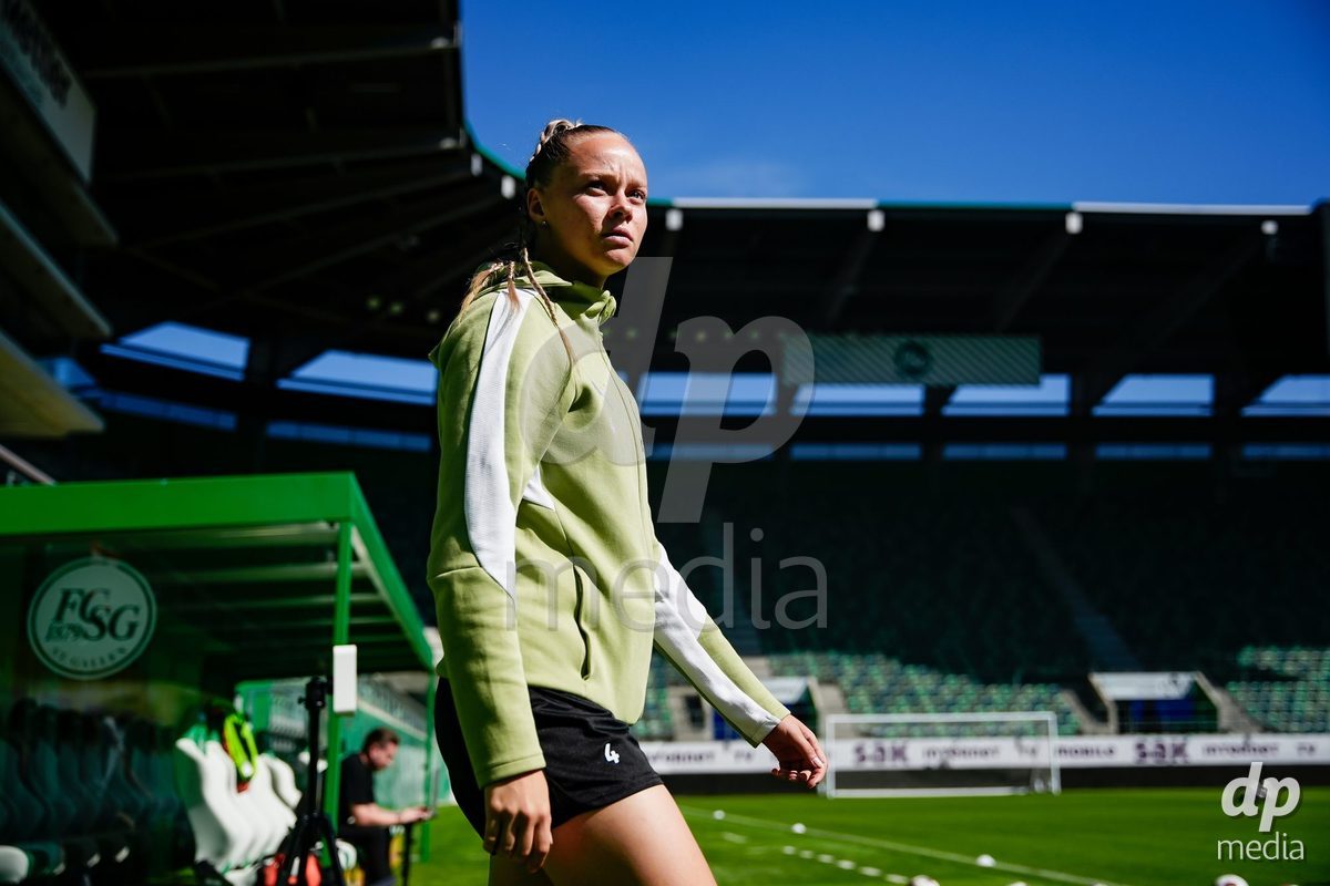 ST. GALLEN, SWITZERLAND - SEPTEMBER 19: Players of St.Gallen 1879 arrival during the AXA Women's Super League match between FC St. Gallen 1879 and GC Frauenfussball at Berit Sitterstadion on September 19, 2026 in St. Gallen, Switzerland.
