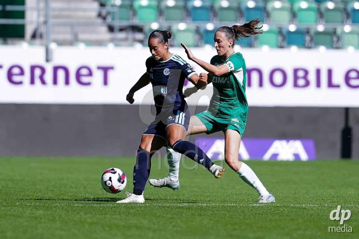 ST. GALLEN, SWITZERLAND - SEPTEMBER 19: Jana Brunner of St.Gallen 1879 (R) and Kayla Mckenna of GC Frauenfussball (L) battle for the ball during the AXA Women's Super League match between FC St. Gallen 1879 and GC Frauenfussball at Berit Sitterstadion on September 19, 2026 in St. Gallen, Switzerland.