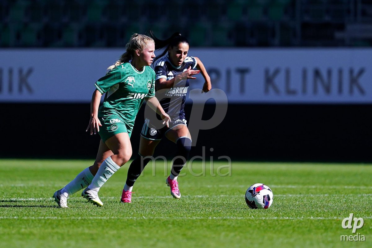 ST. GALLEN, SWITZERLAND - SEPTEMBER 19: Qendresa Krasniqi of GC Frauenfussball (R) and Alzbeta Nemcova of St.Gallen 1879 (L) battle for the ball during the AXA Women's Super League match between FC St. Gallen 1879 and GC Frauenfussball at Berit Sitterstadion on September 19, 2026 in St. Gallen, Switzerland.