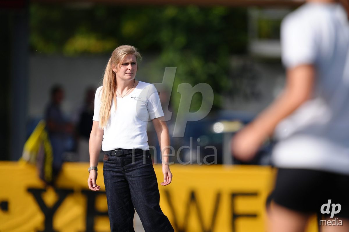 AARAU, SWITZERLAND - SEPTEMBER 19: Head Coach Imke Annita Wubbenhorst of BSC YB Frauen during warmup before the AXA Women's Super League match between FC Aarau Frauen and BSC YB Frauen at Sportanlage Schachen on September 19, 2026 in Aarau, Switzerland.