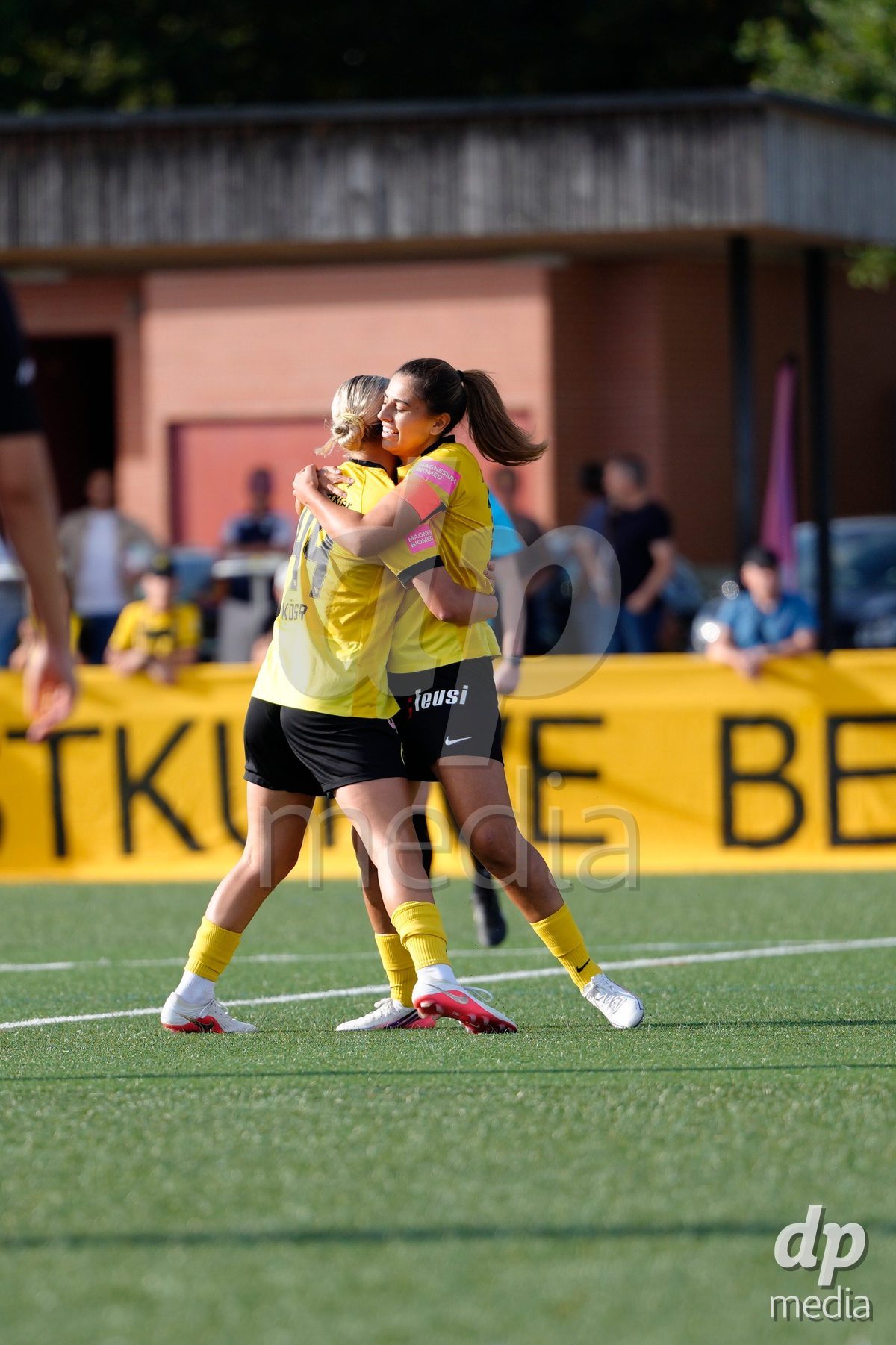 AARAU, SWITZERLAND - SEPTEMBER 19: Leonie Sophie Koster of BSC YB Frauen celebrates after her goal with Stephanie Waeber of BSC YB Frauen during the AXA Women's Super League match between FC Aarau Frauen and BSC YB Frauen at Sportanlage Schachen on September 19, 2026 in Aarau, Switzerland.