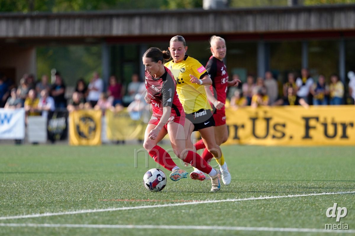 AARAU, SWITZERLAND - SEPTEMBER 19: Leonie Sophie Koster of BSC YB Frauen against Tabea Dorothee Maria Schutt of FC Aarau Frauen during the AXA Women's Super League match between FC Aarau Frauen and BSC YB Frauen at Sportanlage Schachen on September 19, 2026 in Aarau, Switzerland.