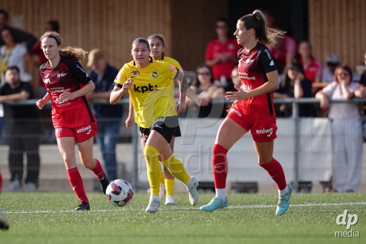 AARAU, SWITZERLAND - SEPTEMBER 19: Ramona Bachmann of BSC YB Frauen against Rica Keilitz and Celia Hofer of FC Aarau Frauen during the AXA Women's Super League match between FC Aarau Frauen and BSC YB Frauen at Sportanlage Schachen on September 19, 2026 in Aarau, Switzerland.