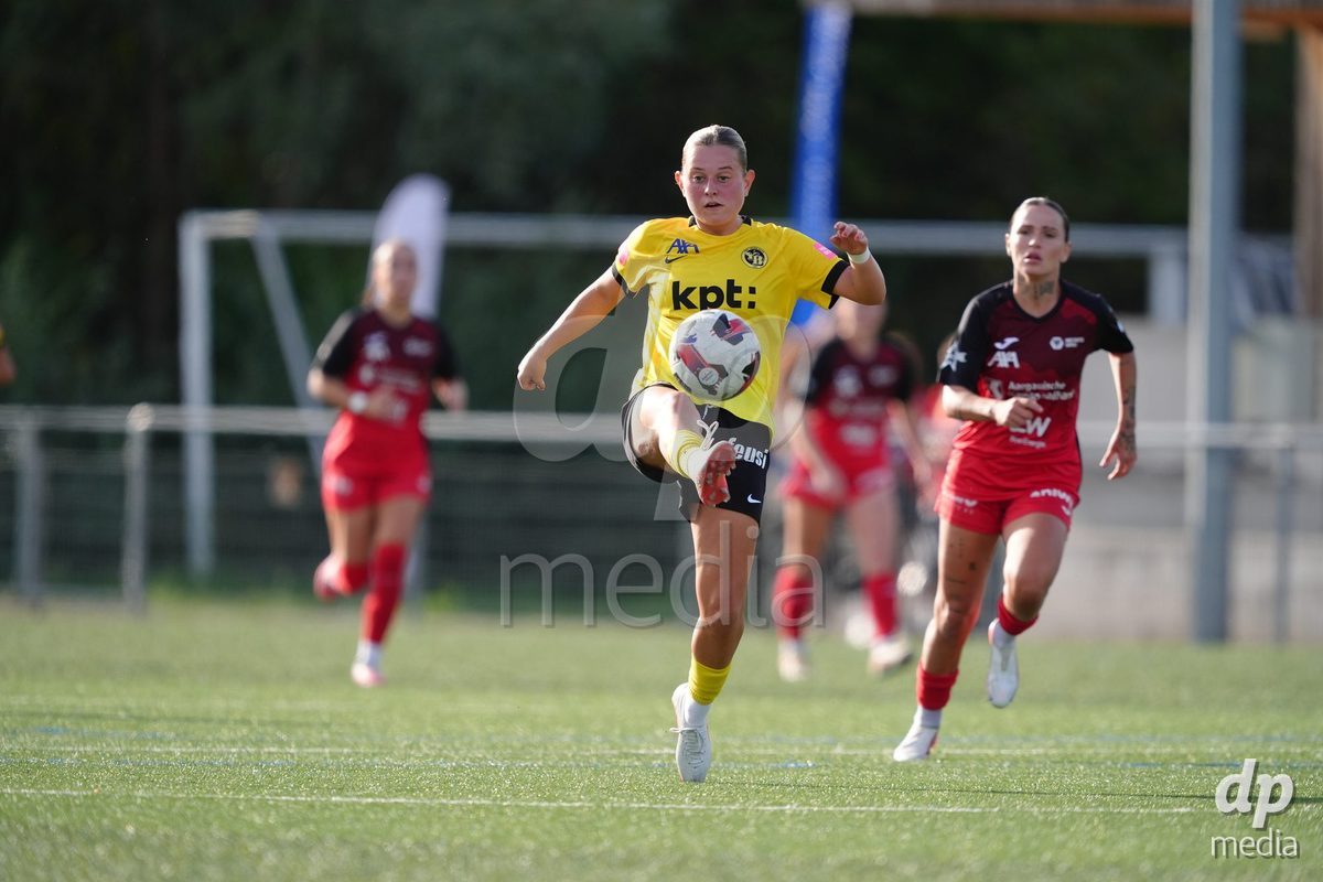 AARAU, SWITZERLAND - SEPTEMBER 19: Leonie Sophie Koster of BSC YB Frauen against Vanesa Hoti of FC Aarau Frauen during the AXA Women's Super League match between FC Aarau Frauen and BSC YB Frauen at Sportanlage Schachen on September 19, 2026 in Aarau, Switzerland.