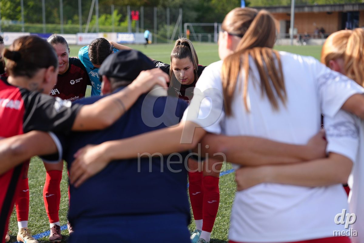 AARAU, SWITZERLAND - SEPTEMBER 19: Celia Hofer of FC Aarau Frauen with the team before the AXA Women's Super League match between FC Aarau Frauen and BSC YB Frauen at Sportanlage Schachen on September 19, 2026 in Aarau, Switzerland.