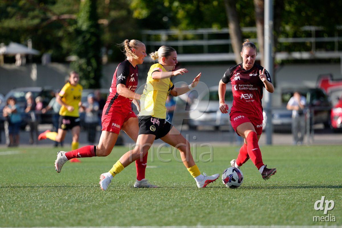 AARAU, SWITZERLAND - SEPTEMBER 19: Rebecca Anne Storr and Michelle Stierli of FC Aarau Frauen against Leonie Sophie Koster of BSC YB Frauen during the AXA Women's Super League match between FC Aarau Frauen and BSC YB Frauen at Sportanlage Schachen on September 19, 2026 in Aarau, Switzerland.
