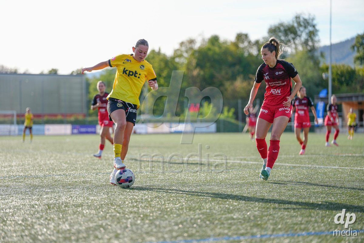 AARAU, SWITZERLAND - SEPTEMBER 19: Leonie Sophie Koster of BSC YB Frauen against Celia Hofer of FC Aarau Frauen during the AXA Women's Super League match between FC Aarau Frauen and BSC YB Frauen at Sportanlage Schachen on September 19, 2026 in Aarau, Switzerland.