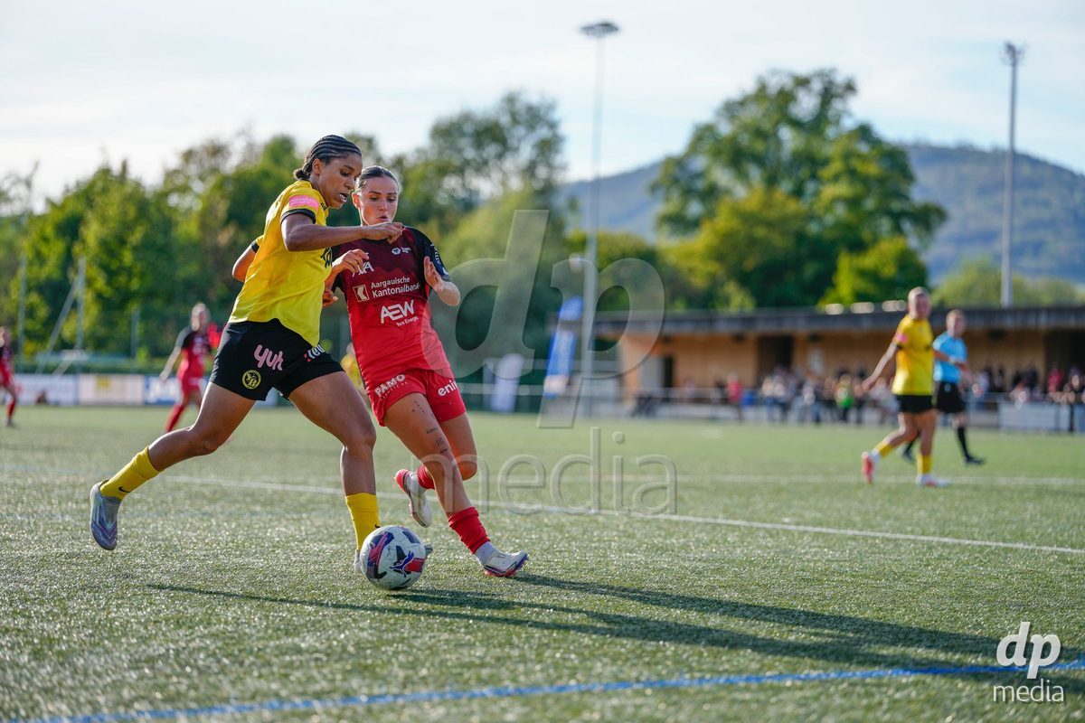 AARAU, SWITZERLAND - SEPTEMBER 19: Josephine Afua Kyerewaa Bonsu of BSC YB Frauen against Vanesa Hoti of FC Aarau Frauen during the AXA Women's Super League match between FC Aarau Frauen and BSC YB Frauen at Sportanlage Schachen on September 19, 2026 in Aarau, Switzerland.