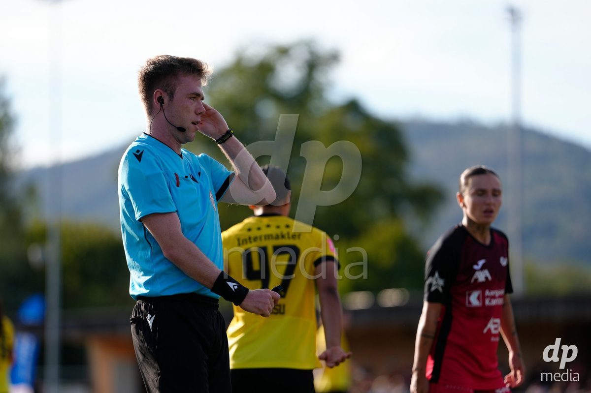 AARAU, SWITZERLAND - SEPTEMBER 19: Referee Jonas Rosenthaler during the AXA Women's Super League match between FC Aarau Frauen and BSC YB Frauen at Sportanlage Schachen on September 19, 2026 in Aarau, Switzerland.