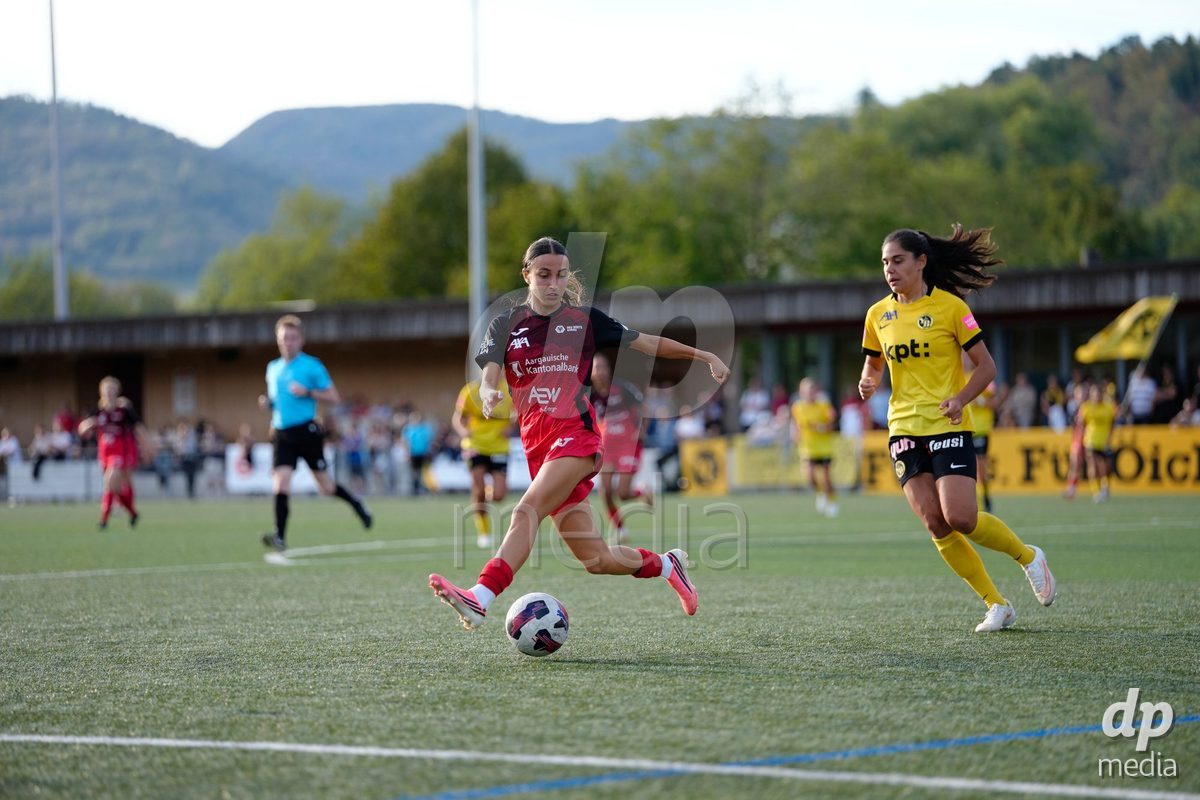 AARAU, SWITZERLAND - SEPTEMBER 19: Aida Ragusa of FC Aarau Frauen against Laura Frey of BSC YB Frauen during the AXA Women's Super League match between FC Aarau Frauen and BSC YB Frauen at Sportanlage Schachen on September 19, 2026 in Aarau, Switzerland.