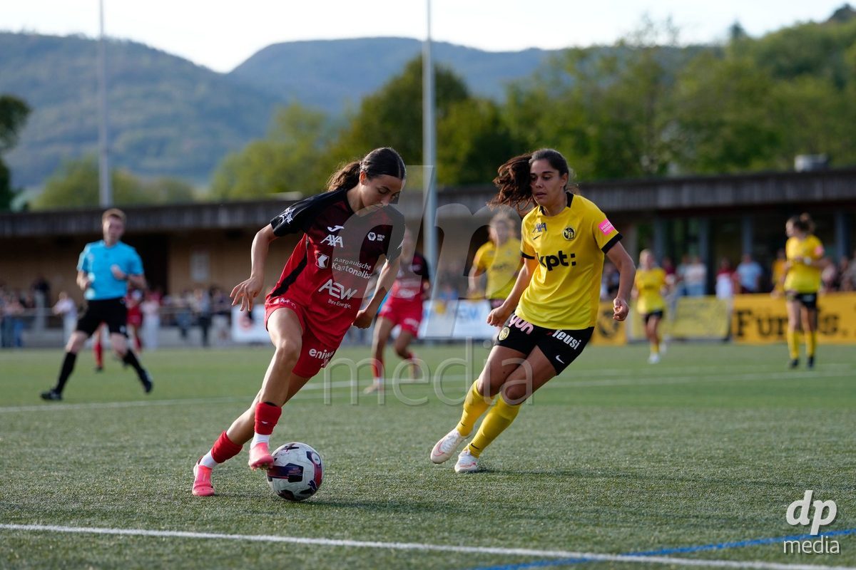 AARAU, SWITZERLAND - SEPTEMBER 19: Aida Ragusa of FC Aarau Frauen against Laura Frey of BSC YB Frauen during the AXA Women's Super League match between FC Aarau Frauen and BSC YB Frauen at Sportanlage Schachen on September 19, 2026 in Aarau, Switzerland.