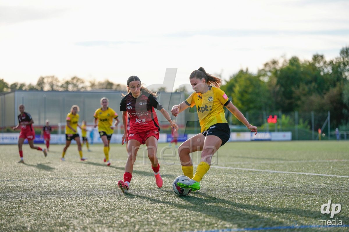 AARAU, SWITZERLAND - SEPTEMBER 19: Emilie Bernhardt of BSC YB Frauen against Aida Ragusa of FC Aarau Frauen during the AXA Women's Super League match between FC Aarau Frauen and BSC YB Frauen at Sportanlage Schachen on September 19, 2026 in Aarau, Switzerland.