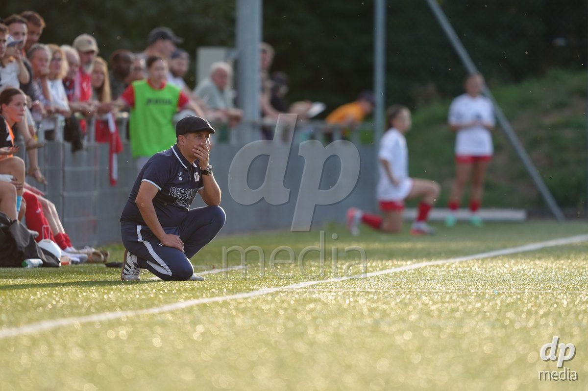 AARAU, SWITZERLAND - SEPTEMBER 19: Head Coach Eduardo Barrera of FC Aarau Frauen during the AXA Women's Super League match between FC Aarau Frauen and BSC YB Frauen at Sportanlage Schachen on September 19, 2026 in Aarau, Switzerland.