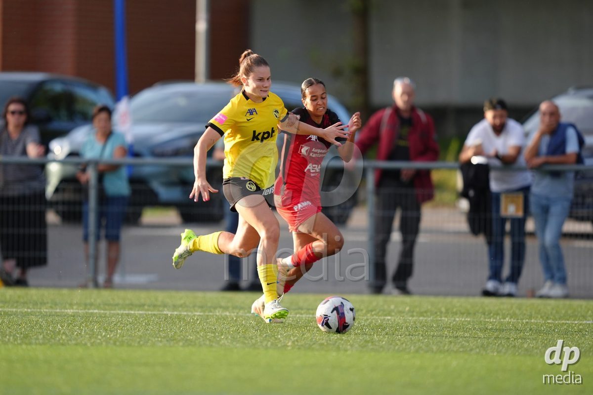 AARAU, SWITZERLAND - SEPTEMBER 19: Emilie Bernhardt of BSC YB Frauen against Joy Steck of FC Aarau Frauen during the AXA Women's Super League match between FC Aarau Frauen and BSC YB Frauen at Sportanlage Schachen on September 19, 2026 in Aarau, Switzerland.