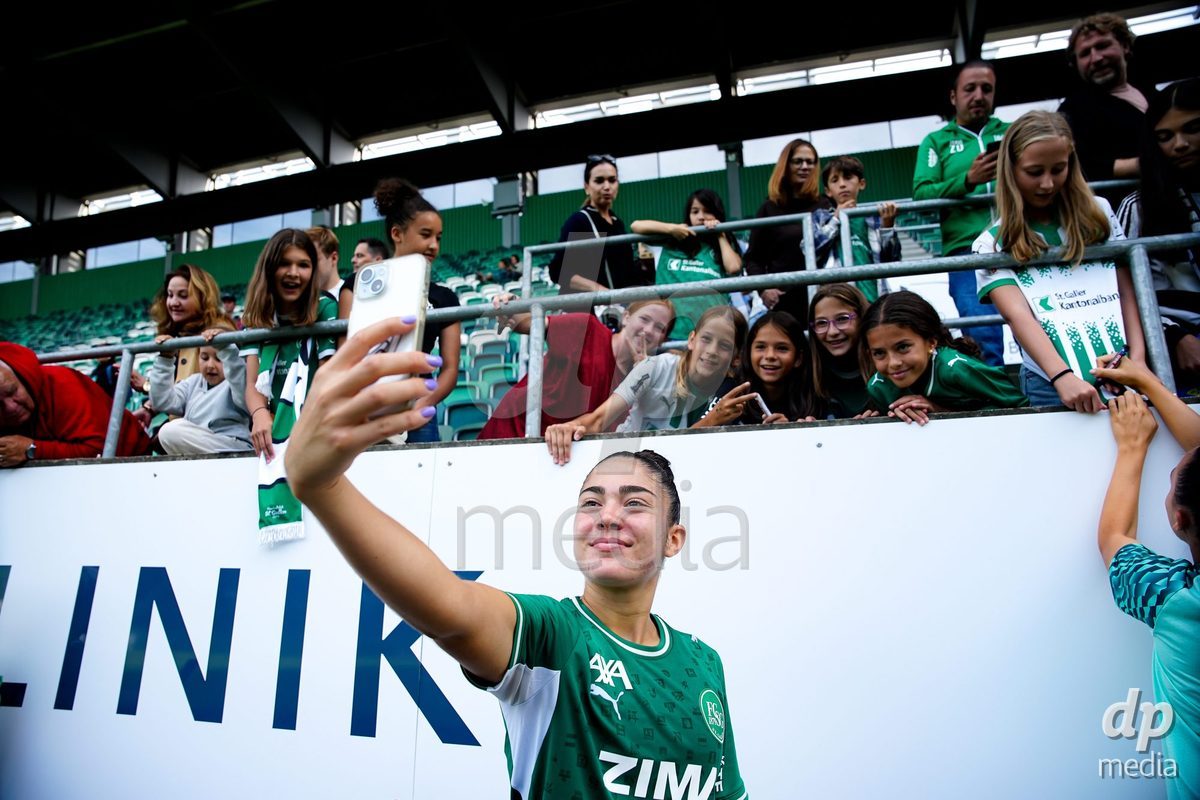 ST. GALLEN, SWITZERLAND - SEPTEMBER 19: Alessandra de Freitas of St.Gallen 1879 with fans after the AXA Women's Super League match between FC St. Gallen 1879 and GC Frauenfussball at Berit Sitterstadion on September 19, 2026 in St. Gallen, Switzerland.