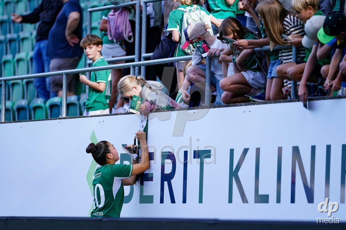 ST. GALLEN, SWITZERLAND - SEPTEMBER 19: Alessandra de Freitas of St.Gallen 1879 with fans after the AXA Women's Super League match between FC St. Gallen 1879 and GC Frauenfussball at Berit Sitterstadion on September 19, 2026 in St. Gallen, Switzerland.