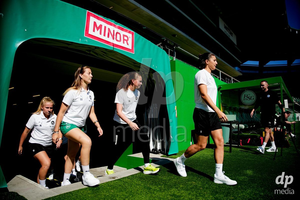 ST. GALLEN, SWITZERLAND - SEPTEMBER 19: Players of St.Gallen 1879 arrival during the AXA Women's Super League match between FC St. Gallen 1879 and GC Frauenfussball at Berit Sitterstadion on September 19, 2026 in St. Gallen, Switzerland.