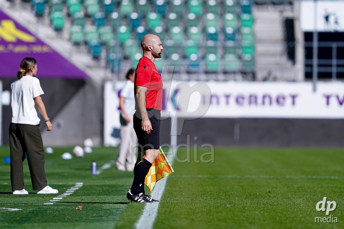 ST. GALLEN, SWITZERLAND - SEPTEMBER 19: Referee Dominic Däster during the AXA Women's Super League match between FC St. Gallen 1879 and GC Frauenfussball at Berit Sitterstadion on September 19, 2026 in St. Gallen, Switzerland.