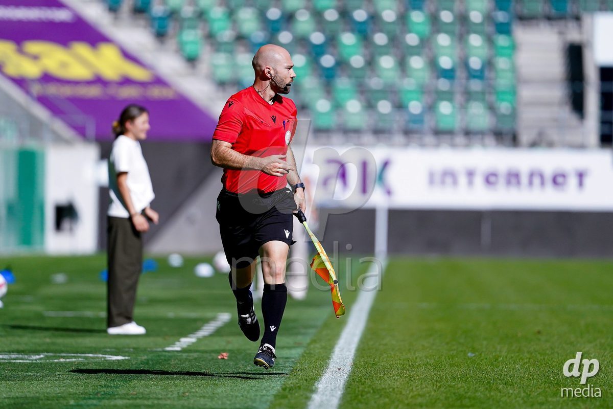 ST. GALLEN, SWITZERLAND - SEPTEMBER 19: Referee Dominic Däster during the AXA Women's Super League match between FC St. Gallen 1879 and GC Frauenfussball at Berit Sitterstadion on September 19, 2026 in St. Gallen, Switzerland.