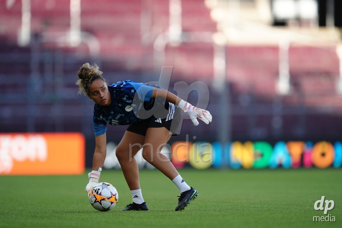 GENEVA, SWITZERLAND - SEPTEMBER 23: Goalkeeper Manon Le Page of Servette FC Chenois Feminin during the UEFA Women's Champions League match between Servette FC Chenois Feminin and OL Lyonnes at Stade de Geneve on September 23, 2026 in Geneva, Switzerland.