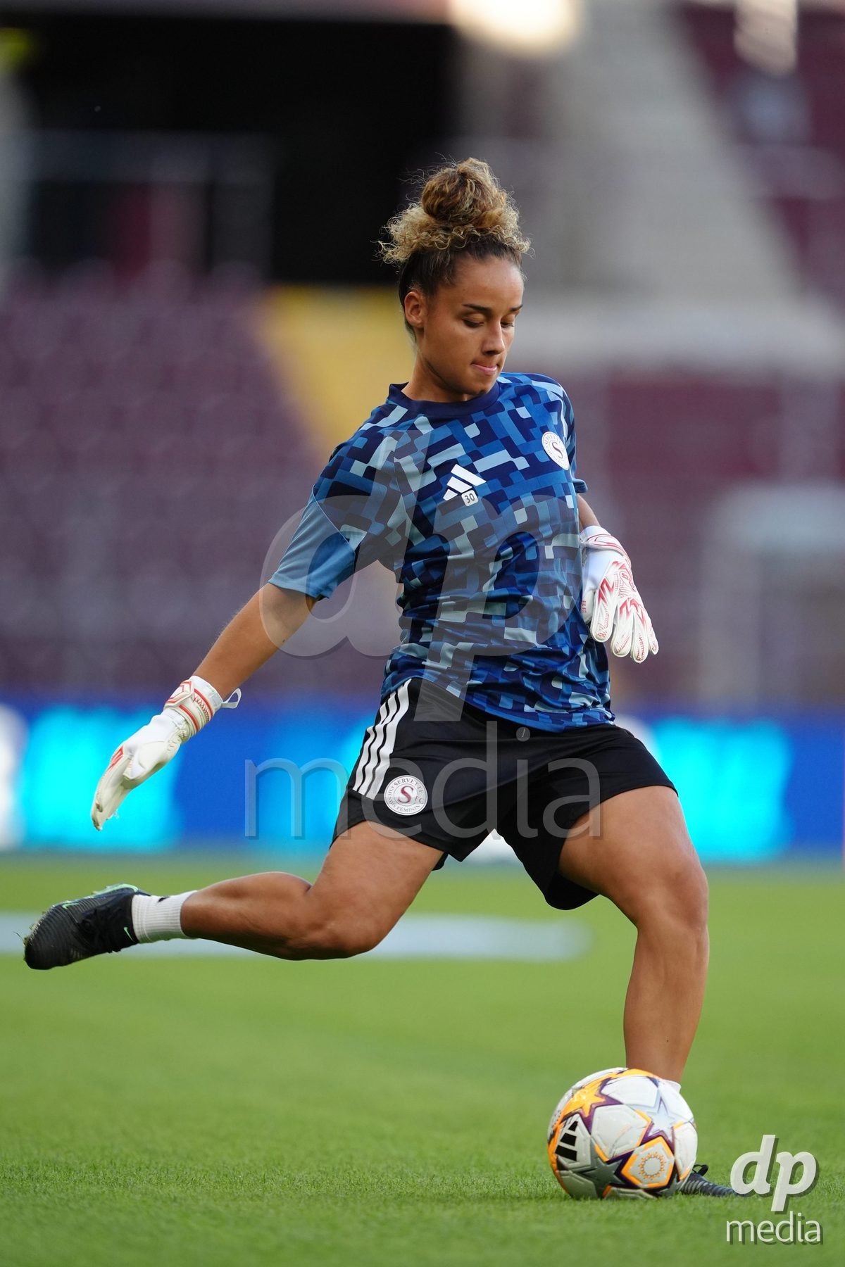 GENEVA, SWITZERLAND - SEPTEMBER 23: Goalkeeper Manon Le Page of Servette FC Chenois Feminin during the UEFA Women's Champions League match between Servette FC Chenois Feminin and OL Lyonnes at Stade de Geneve on September 23, 2026 in Geneva, Switzerland.