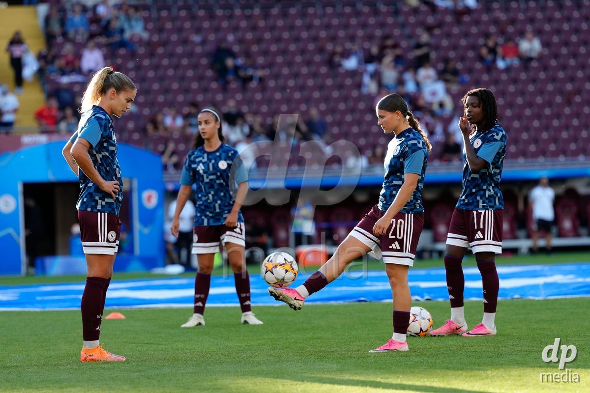 GENEVA, SWITZERLAND - SEPTEMBER 23: Stefanie Da Eira, Chiara Wallin, Garance Nein and Paola Hernandez of Servette FC Chenois Feminin during warmup before the UEFA Women's Champions League match between Servette FC Chenois Feminin and OL Lyonnes at Stade de Geneve on September 23, 2026 in Geneva, Switzerland.