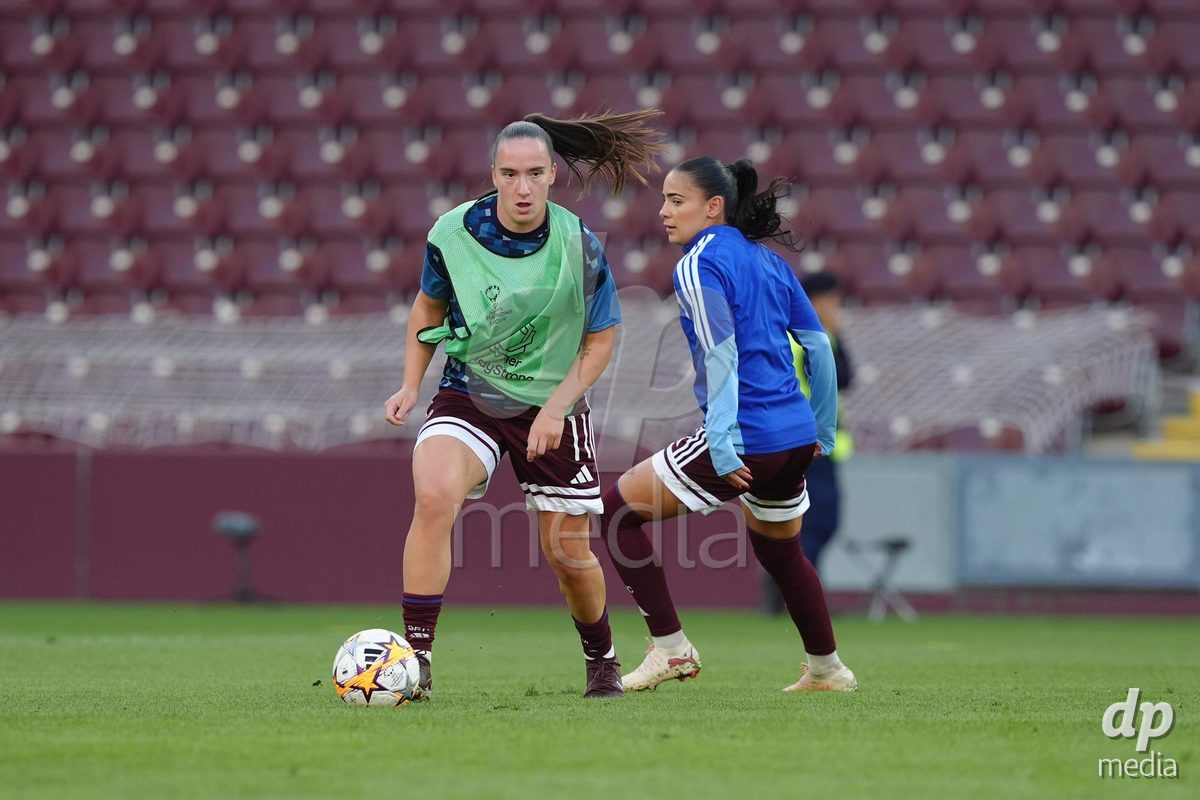 GENEVA, SWITZERLAND - SEPTEMBER 23: Magdalena Sobal and Meriame Terchoun of Servette FC Chenois Feminin during warmup before the UEFA Women's Champions League match between Servette FC Chenois Feminin and OL Lyonnes at Stade de Geneve on September 23, 2026 in Geneva, Switzerland.