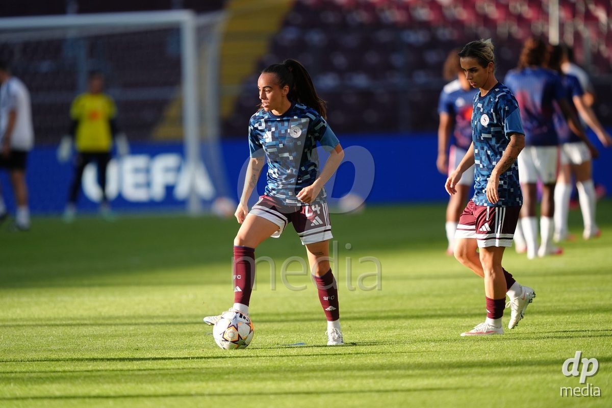 GENEVA, SWITZERLAND - SEPTEMBER 23: Joana Marchao and Natasa Andonova of Servette FC Chenois Feminin during warmup before the UEFA Women's Champions League match between Servette FC Chenois Feminin and OL Lyonnes at Stade de Geneve on September 23, 2026 in Geneva, Switzerland.