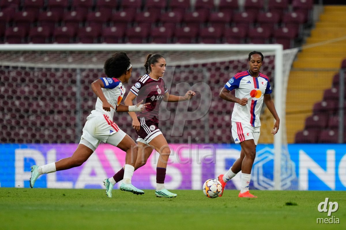 GENEVA, SWITZERLAND - SEPTEMBER 23: Amina Muratovic of Servette FC Chenois Feminin against Marie-Antoinette Katoto of Olympique Lyon during the UEFA Women's Champions League match between Servette FC Chenois Feminin and OL Lyonnes at Stade de Geneve on September 23, 2026 in Geneva, Switzerland.