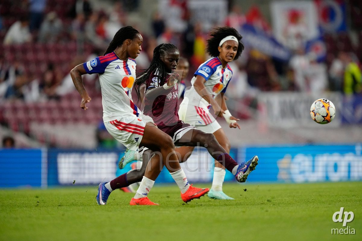 GENEVA, SWITZERLAND - SEPTEMBER 23: Benedicte Simon of Servette FC Chenois Feminin against Lily Yohannes and Marie-Antoinette Katoto of Olympique Lyon during the UEFA Women's Champions League match between Servette FC Chenois Feminin and OL Lyonnes at Stade de Geneve on September 23, 2026 in Geneva, Switzerland.